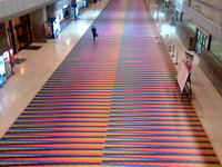 Obra de Carlos Cruz Diez en el Aeropuerto Internacional Simón Bolívar, Maiquetía, Venezuela (Foto: skyscrapercity.com)