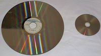 Laser Disk (izquierda) y DVD