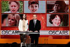 Tom Sherak, presidente de AMPAS® y la actriz nominada Anne Hathaway