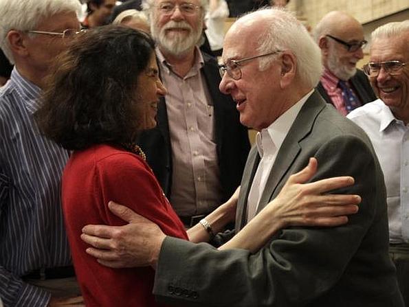 Fabiola Gianotti y Peter Higgs