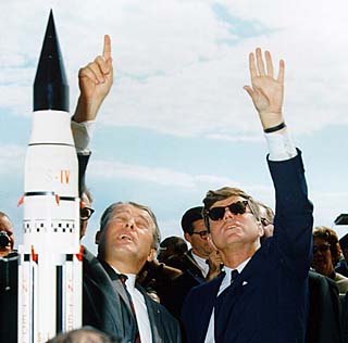 Werner Von Braun y John F. Kennedy