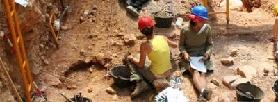Excavación en la Trinchera del Elefante de Atapuerca (Fuente:  Wikipedia) 