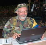 Raúl Reyes frente a una computadoras portátil (Foto: Garry Leach)