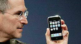 Steve Jobs sostiene al nuevo iPhone
