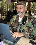 Raúl Reyes trabajand con una computadora portátil marca Toshiba