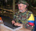 Luis Edgar Devia Silva, alias Raúl Reyes, trabajando con un computador portátil (Foto: interpol.int)