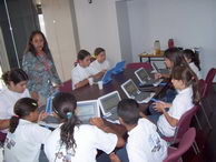 Alumnos venezolanos con la Classmate PC