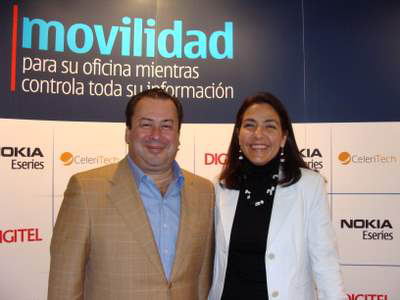 María Jesús Carvajal (derecha), gerente de Business Mobility de Nokia, y Luis Bernardo Pérez, VP Comercial de Digitel