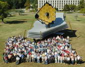 Modelo a escala real del JWST acompañado por el equipo humano que trabaja en el proyecto