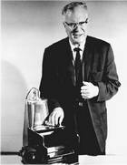 Chester Carlson con su primera máquina de electrofotografía. Foto: Xerox.