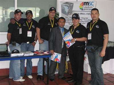 El Lic. Javier Flores, organizador de Printing Day (centro), acompañado de Ing. Rolando Blanco (izquierda en la foto) y el equipo de MSC Consultores