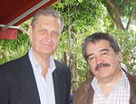 Peter Cernik (tecnologia.tv) y Froilán Fernández (enbytes.net) entrevistan a Jorge Lizarazu (Nokia) (Foto: con-cafe.com)