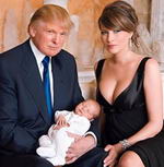 Donald Trump (nacido en 1946), su recién nacido hijo y la jóven Sra. Trump