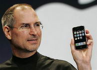 Steve Jobs con un iPhone