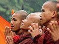 Monjes budistas en Myanmar ruegan por la paz y la democracia (Foto: economist.com)