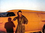 Chuck Yeager y el X-1 sobre la pista de Mojave, después del primer vuelo supersónico tripulado (Foto: chuckyeager.com)