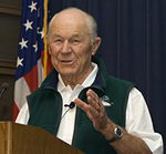 Chuck Yeager presenta sus recuerdos e ideas al equipo de la NASA, poco antes de la celebración del 60 aniversario del primer vuelo supersónico tripulado (Foto: Tony Landis – NASA)