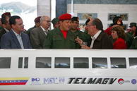 Alberto Sierra (derecha) comenta sobre el Tren Electromagnético al Presidente Chávez