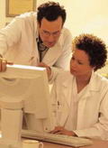 Médicos consultan información en una computadora (Imagen: contactcenterworld.com)