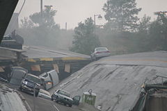 Autos dando tumbos y grandes pedazos de la autopista y concreto luego de que el puente I-35W cediera
