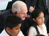 Craig R. Barret, Presidente (Chairman) de Intel, observa a niños costarricenses usando la Classmate