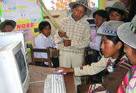 Niños bolivianos conocen internet en su escuela